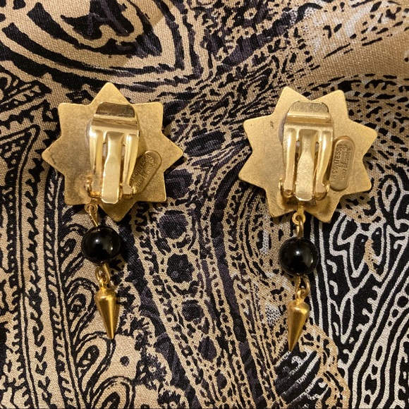 La Contessa vintage black onyx and brass clip-on earrings by Mary de Marco - Picture 2 of 5